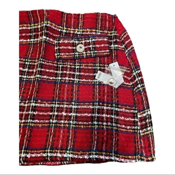 Asos DESIGN Petite tartan check boucle mini skirt with rhinestone button - Picture 9 of 12